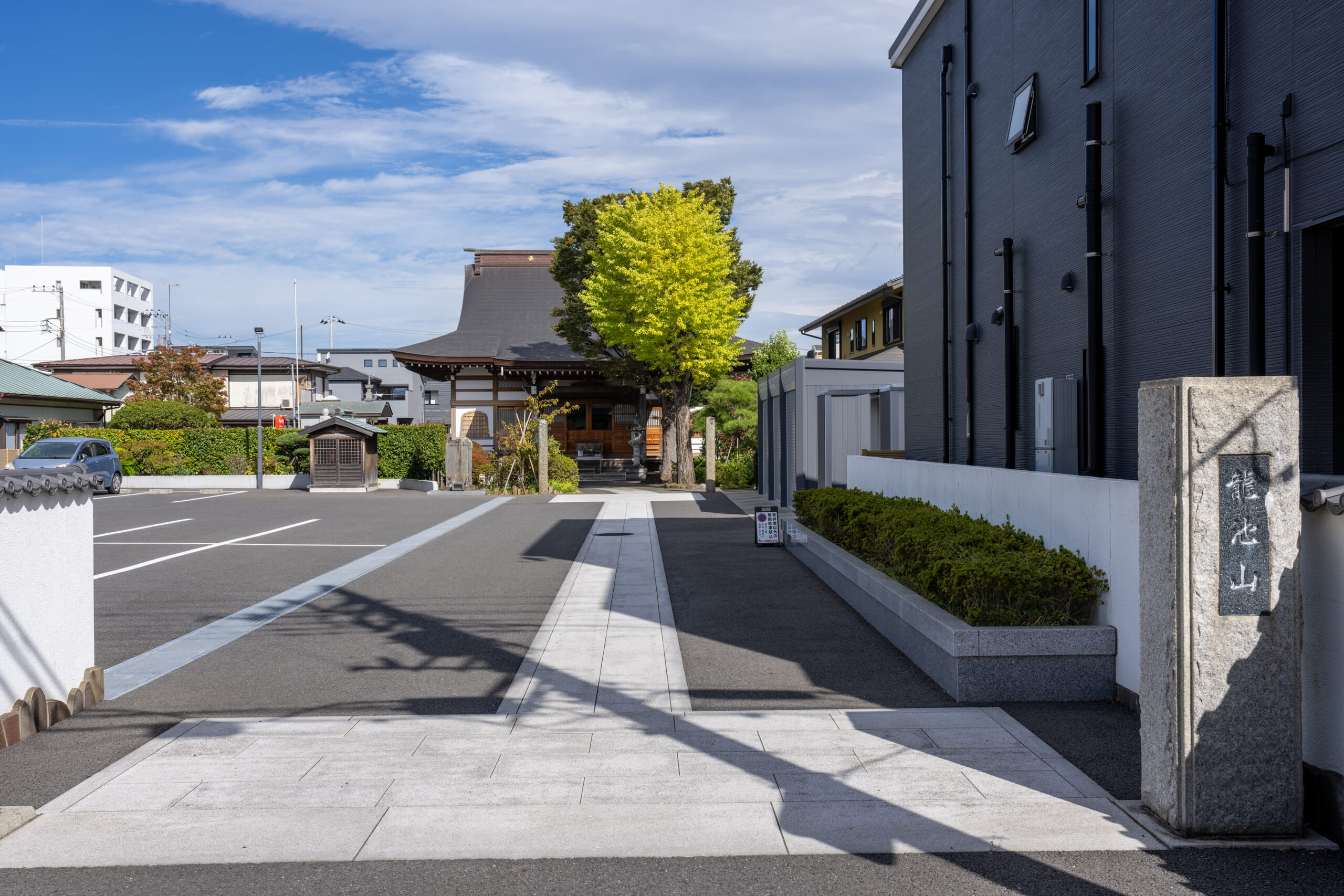 本堂の左側に駐車場