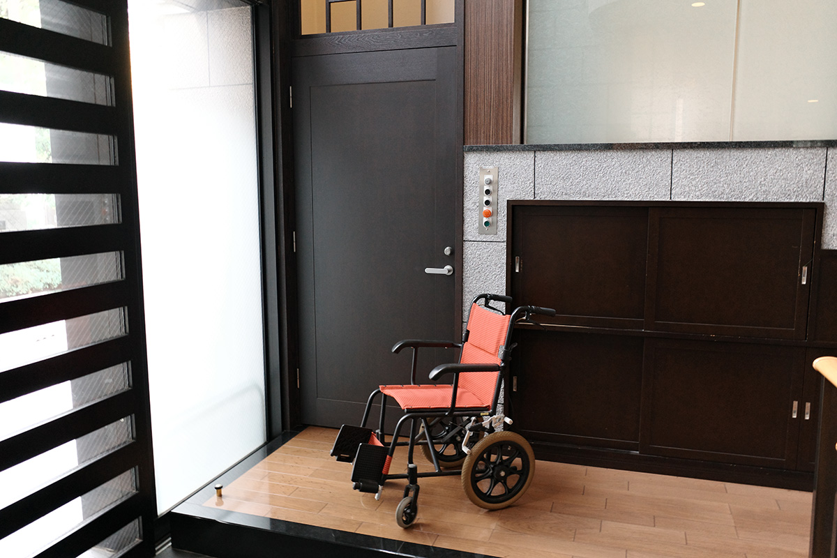 本堂まで車椅子用エレベーター利用でご一緒に法要の参加が可能